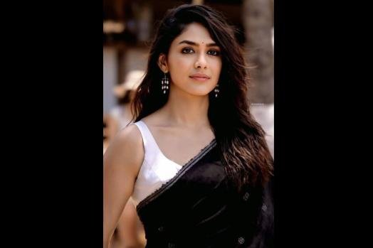 మృణాల్ కెరీర్ని దెబ్బ తీయాలనే కుట్ర?